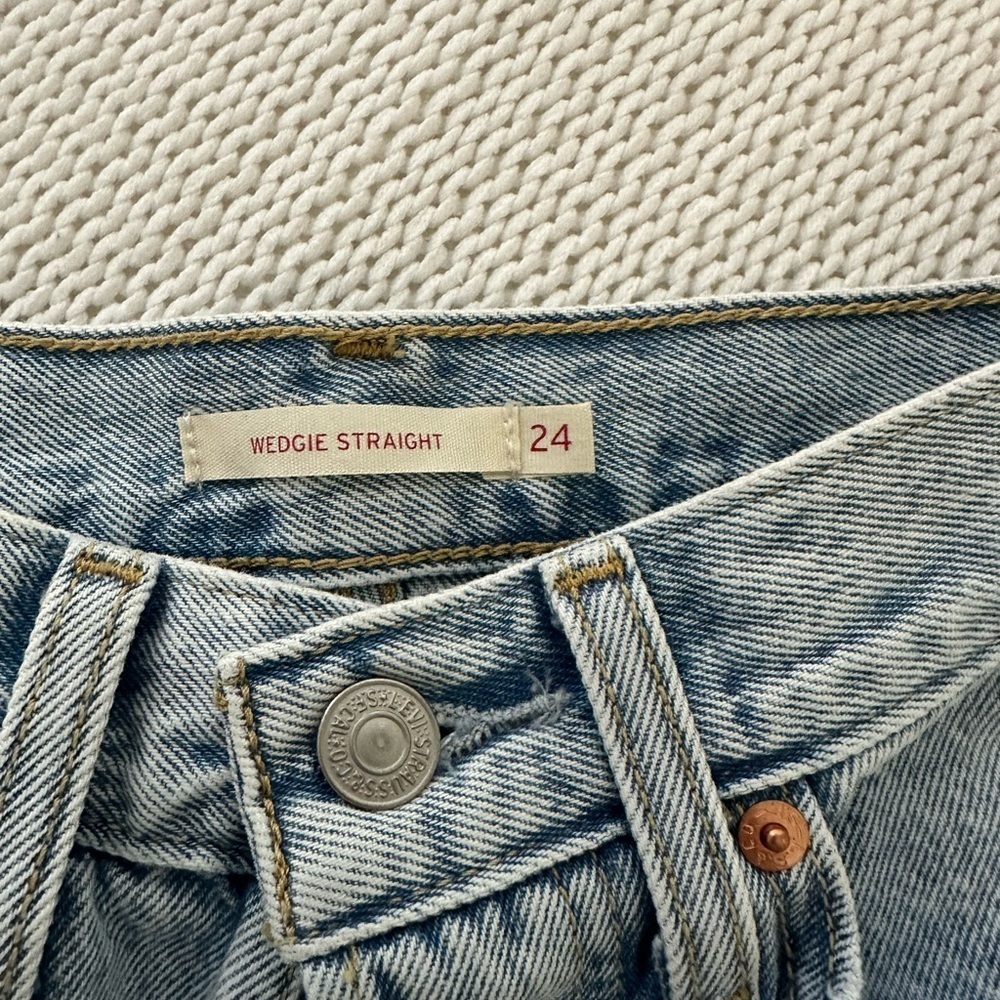 Levi's Light Wash Distressed Wedgie Straight Leg Jeans Size 24 - Picture 6 of 10